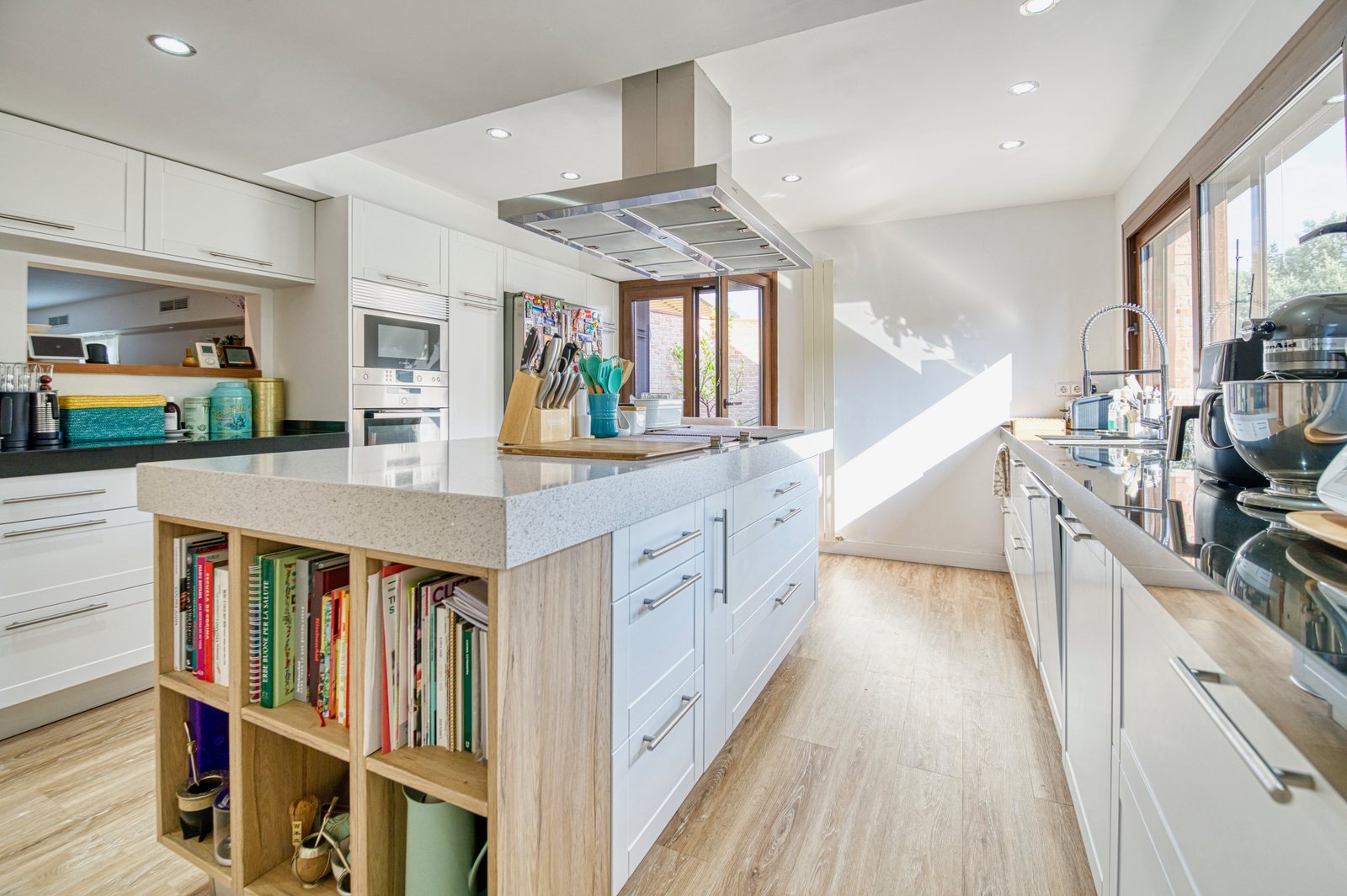 Cocina de diseño con isla central y electrodomésticos de gama alta